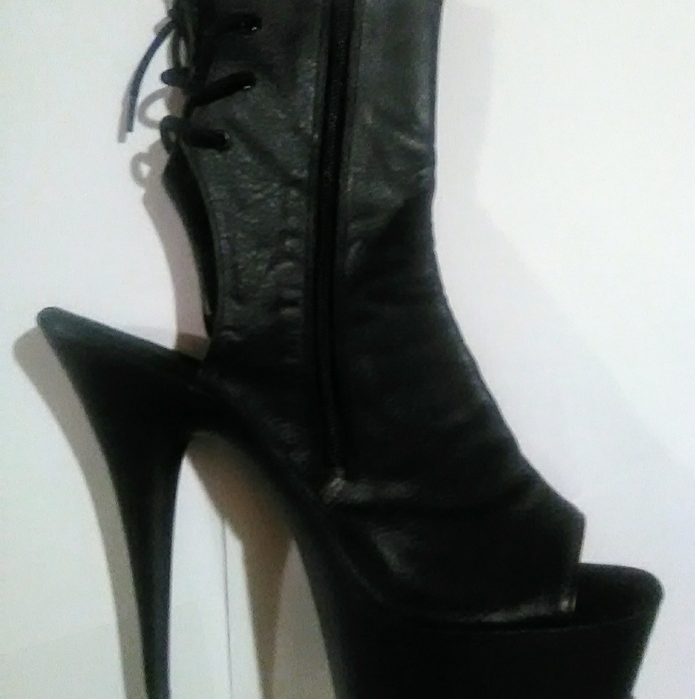 Delights size 6 zip up leather stiletto with tie